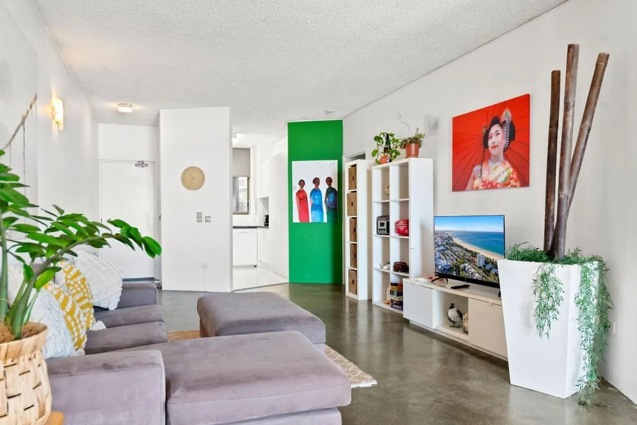 2 Bedrooms 2 Baths With Balcony And Ocean Views, Across From Ocean Alexandra Headland Apartment